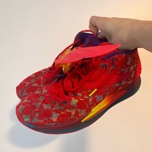 USED  “KD14 RON ENGLISH 3”  SIZE: 10.5 BASKETBALL SHOES